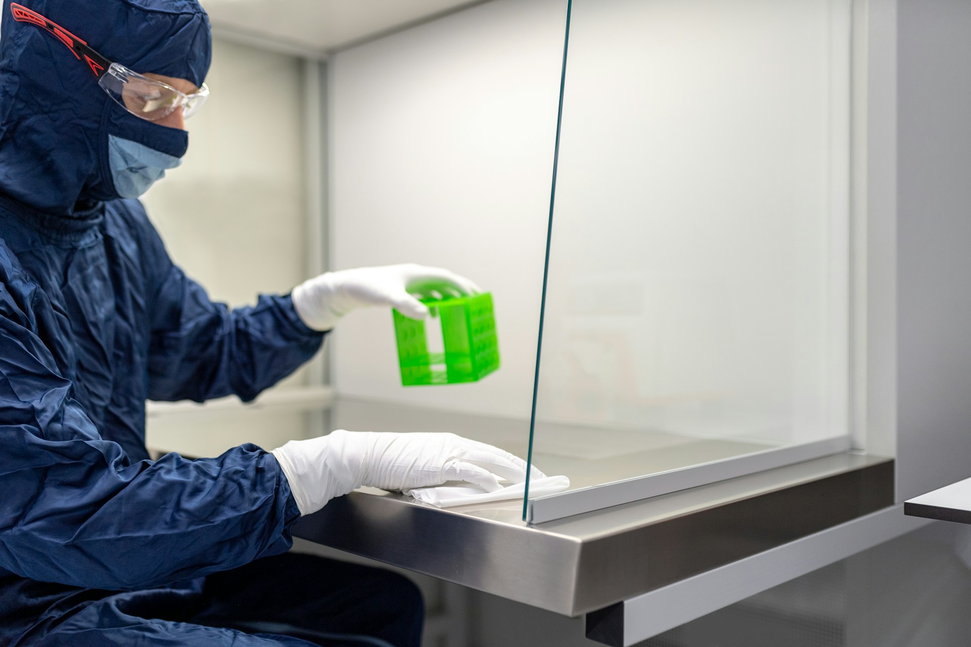 Why Cleanroom Wipes Are Commonly 9x9 Inches