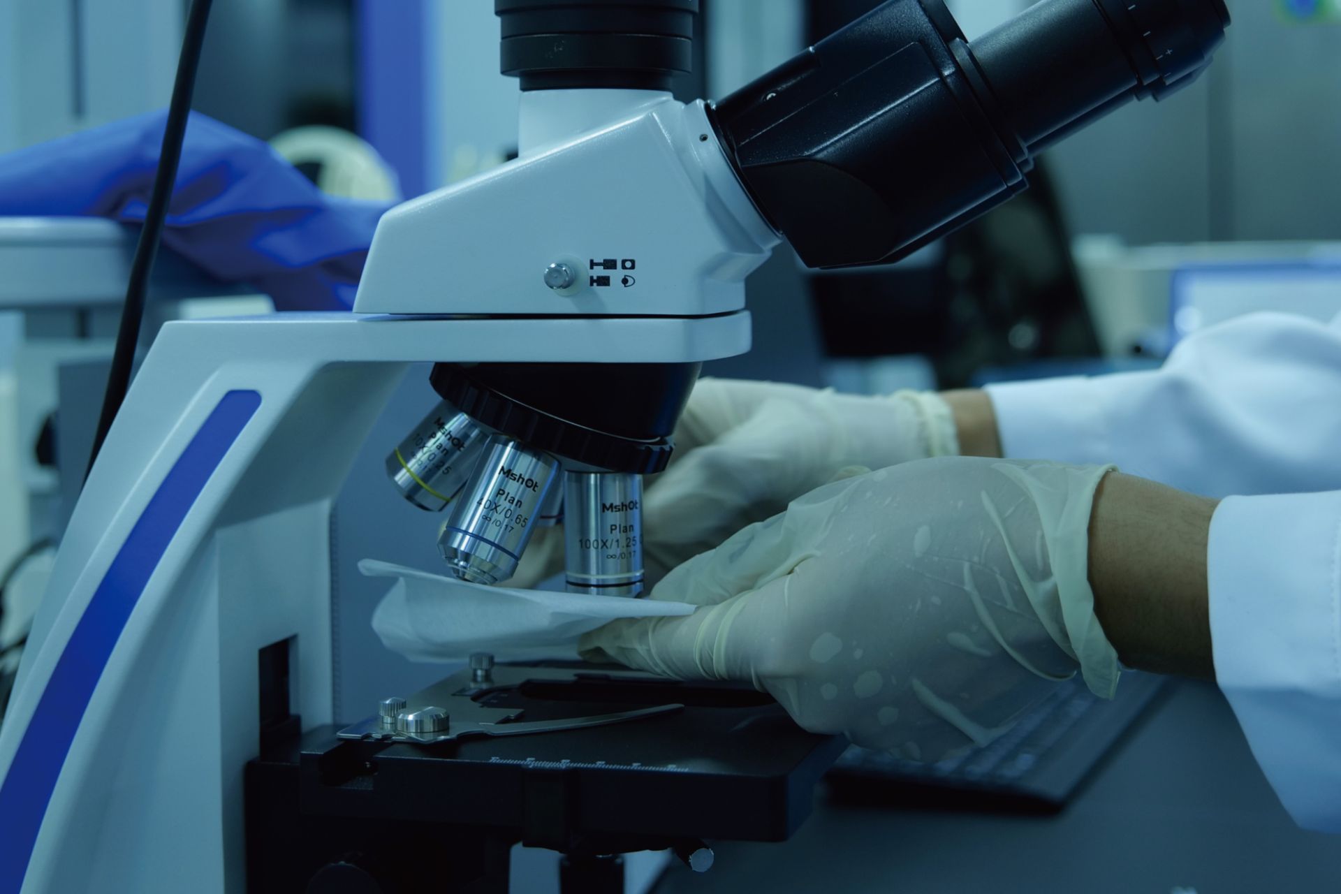 Wiping microscopes in a cleanroom with a polyester wiper