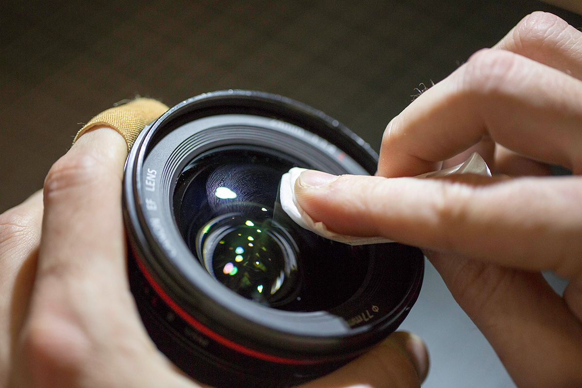 Cleaning a lense with a delicate task wipe